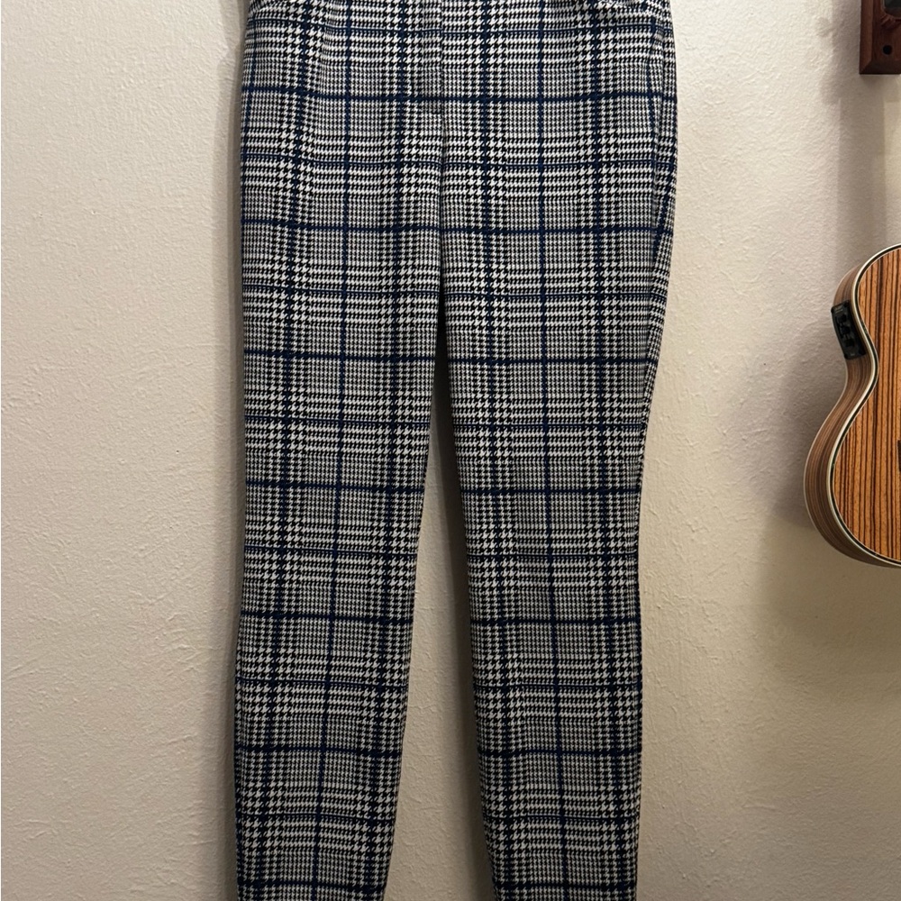 🩶 Express Women's Navy and White Checkered Cropped Pants 🩶